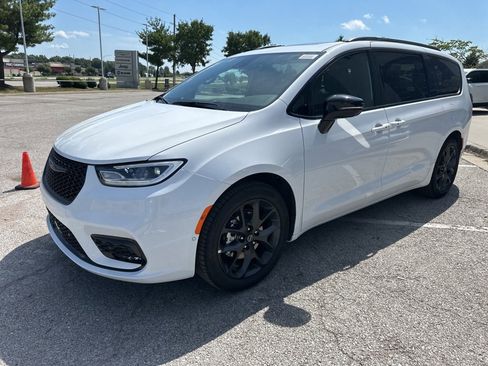 New 2025 Chrysler Pacifica Limited w/ Uconnect Theater Family Group image 13