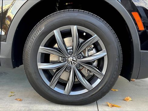 Used 2022 Volkswagen Tiguan SE image 22