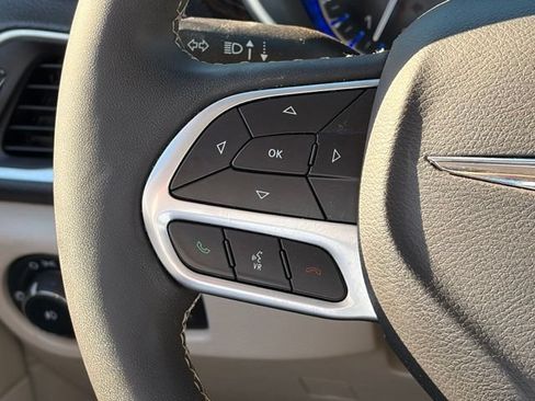 Used 2024 Chrysler Pacifica Limited FWD image 13