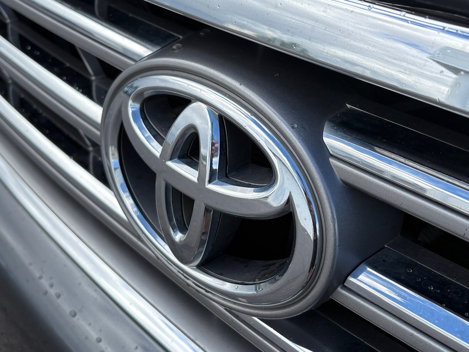 Used 2010 Toyota Highlander Limited w/ Extra Value Pkg 8 AWD/4WD image 6