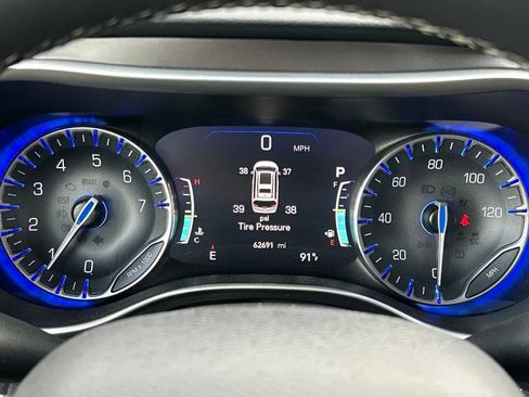 Used 2023 Chrysler Pacifica Touring-L FWD image 23