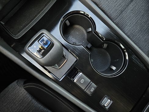 Used 2022 Nissan Rogue S image 18