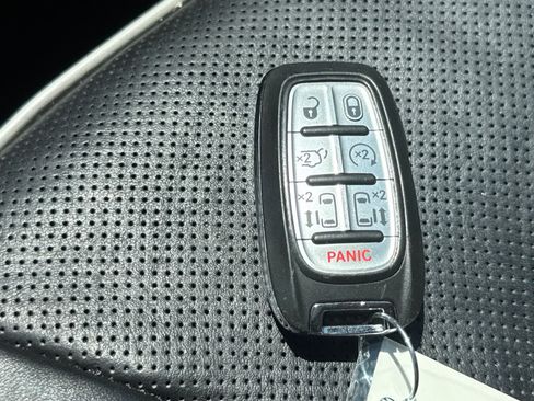 Used 2023 Chrysler Pacifica Limited FWD image 26