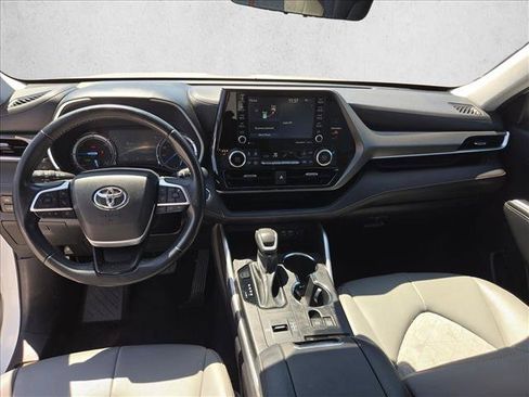 Used 2022 Toyota Highlander Bronze Edition FWD image 18