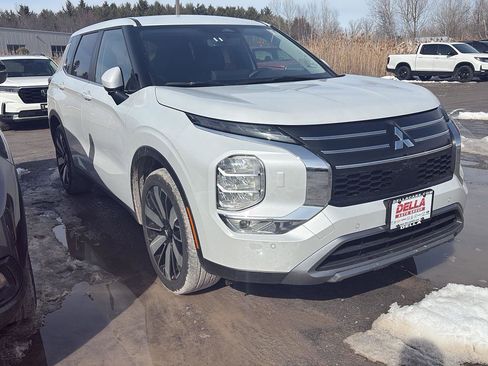 Used 2025 Mitsubishi Outlander SE image 2