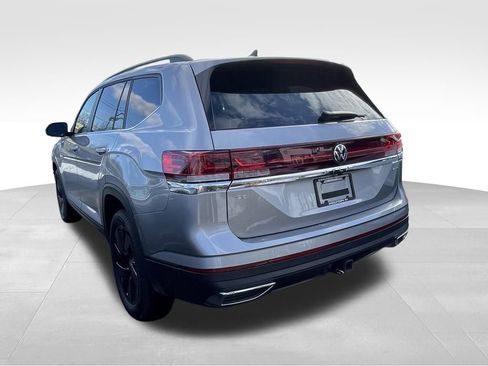 Certified 2025 Volkswagen Atlas SE w/ Black Wheel Package image 5