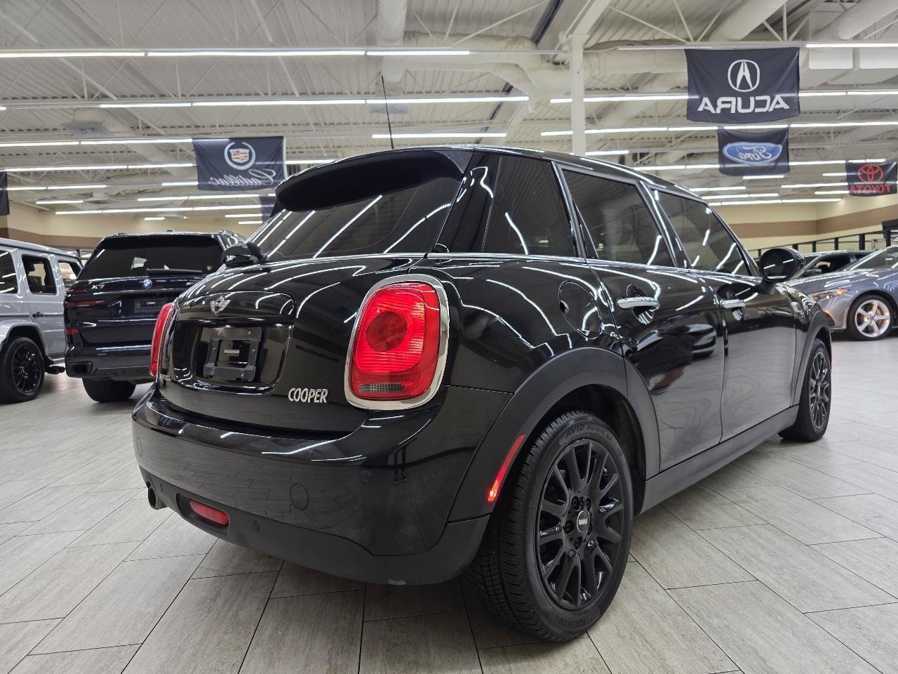Used 2018 MINI Cooper 4-Door Hardtop w/ Signature Line Package FWD image 6