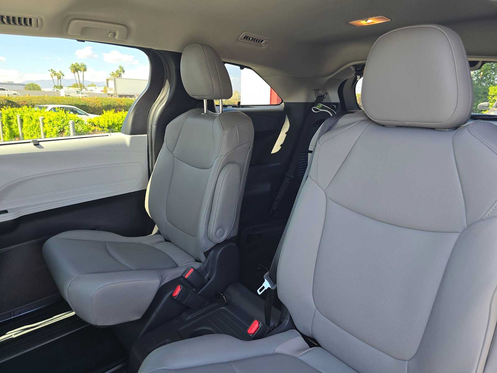 Used 2026 Toyota Sienna XLE FWD image 19