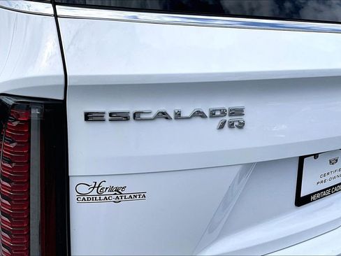 Certified 2025 Cadillac Escalade IQ Luxury 2 w/ LPO, Premium Carpet Package AWD/4WD image 24