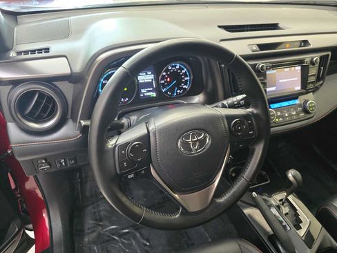Used 2018 Toyota RAV4 SE AWD/4WD image 2