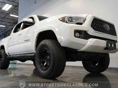 Used 2018 Toyota Tacoma TRD Sport w/ Technology Package RWD image 35