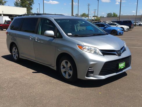 Used 2020 Toyota Sienna LE w/ Carpet Mat Package FWD image 9