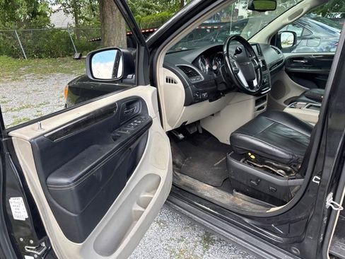 Used 2012 Chrysler Town & Country Touring w/ Entertainment Group #1 FWD image 17