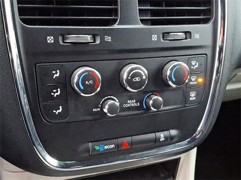 Used 2018 Dodge Grand Caravan SXT image 15