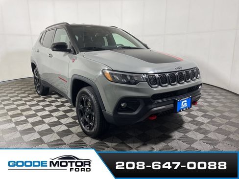 Used 2024 Jeep Compass Trailhawk AWD/4WD image 2