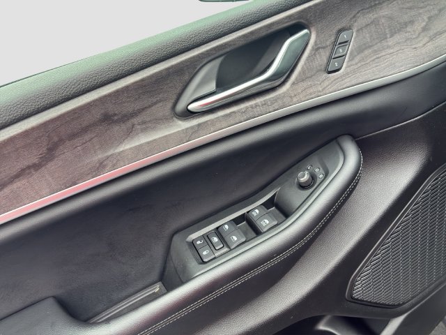 Used 2024 Jeep Grand Cherokee L Limited AWD/4WD image 15