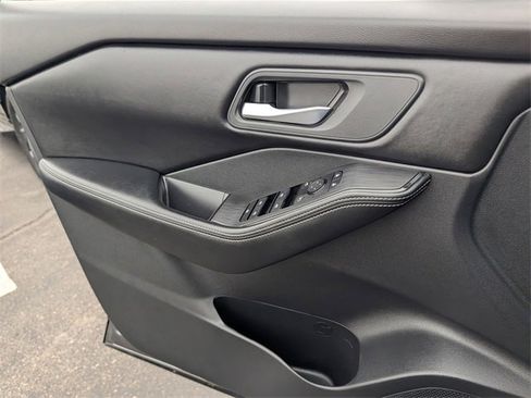 Used 2024 Nissan Rogue SV image 19