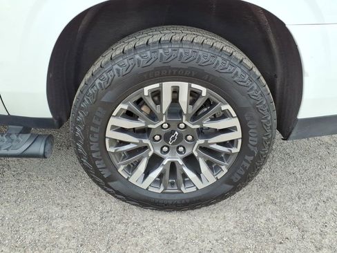 Used 2025 Chevrolet Suburban Z71 image 25