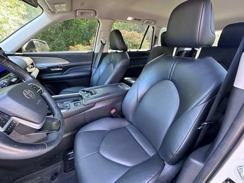 Used 2024 Toyota Grand Highlander AWD image 12