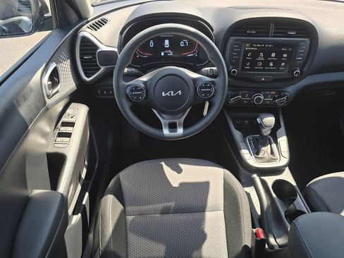 Used 2025 Kia Soul LX w/ LX Technology Package FWD image 26