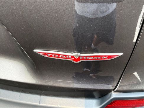 Used 2019 Jeep Cherokee Trailhawk AWD/4WD image 8