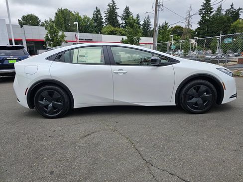 New 2026 Toyota Prius Plug-In Hybrid FWD image 8