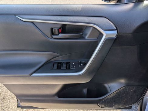 Used 2020 Toyota RAV4 LE image 12