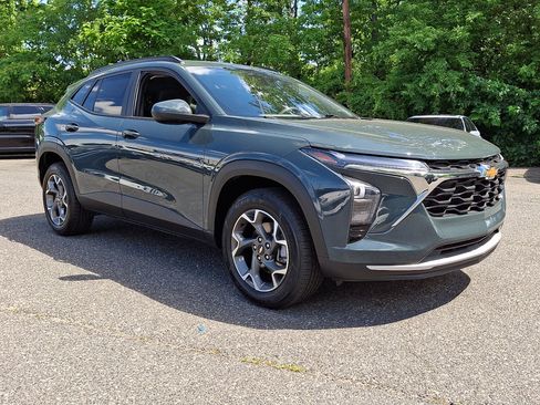 Used 2025 Chevrolet Trax LT FWD image 3