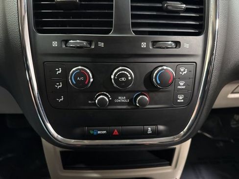 Used 2018 Dodge Grand Caravan SE w/ UConnect Hands-Free Group image 20