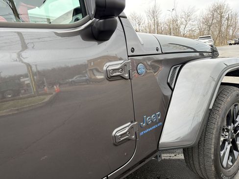 Certified 2025 Jeep Wrangler Sahara w/ Safety Group image 9