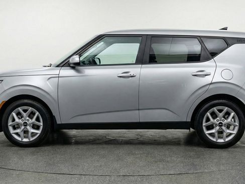 Used 2025 Kia Soul LX w/ LX Technology Package FWD image 5
