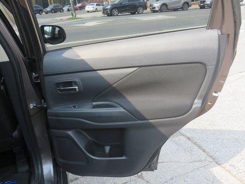Used 2016 Mitsubishi Outlander SE AWD/4WD image 30
