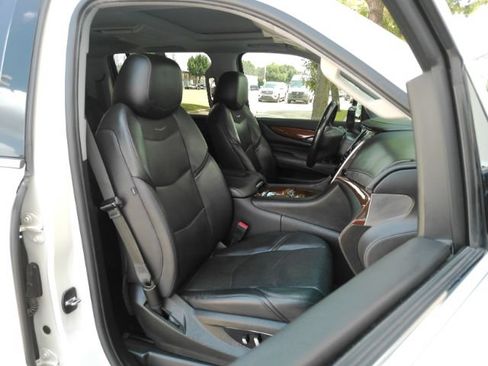Used 2020 Cadillac Escalade ESV Luxury AWD/4WD image 20