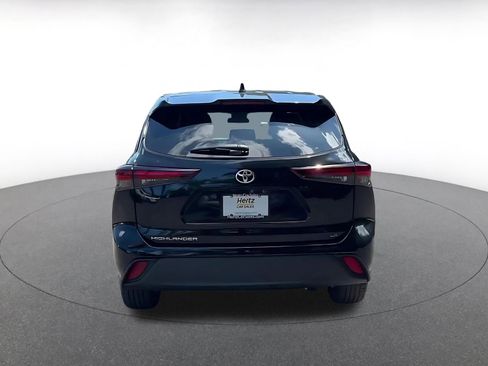 Used 2025 Toyota Highlander LE FWD image 12
