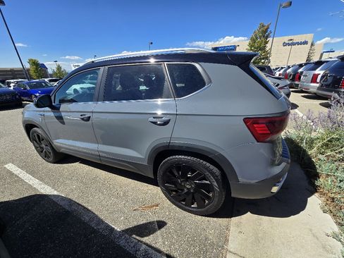 Used 2024 Volkswagen Taos SE w/ Panoramic Sunroof Package AWD/4WD image 2
