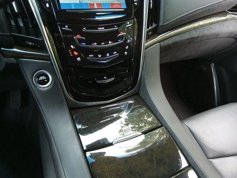 Used 2019 Cadillac Escalade Platinum image 17