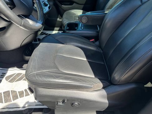 Used 2020 Chrysler Pacifica Touring-L Plus w/ Advanced Safetytec Group FWD image 31