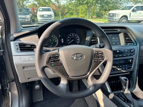 Used 2017 Hyundai Sonata SE FWD image 11
