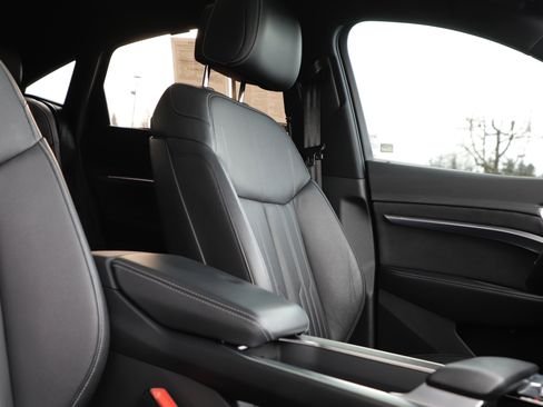 Used 2022 Audi e-tron S Prestige image 11