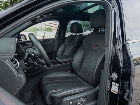 Certified 2024 Bentley Bentayga Plug-In Hybrid AWD/4WD image 8