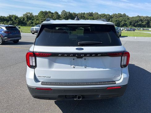 Used 2025 Ford Explorer Active AWD/4WD image 4