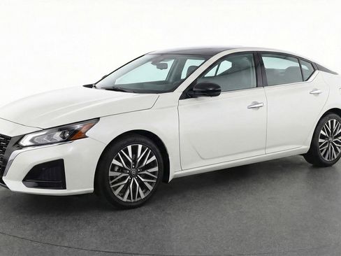 Used 2025 Nissan Altima 2.5 SV image 3