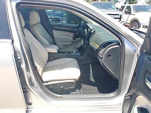 Used 2018 Chrysler 300 Limited RWD image 15