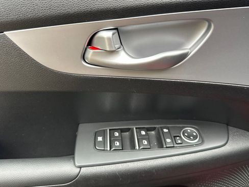 Used 2024 Kia Forte LXS image 8