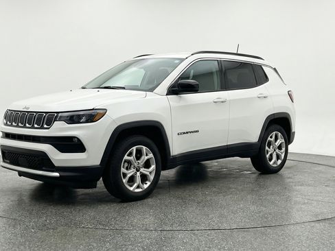 Used 2025 Jeep Compass Latitude AWD/4WD image 3