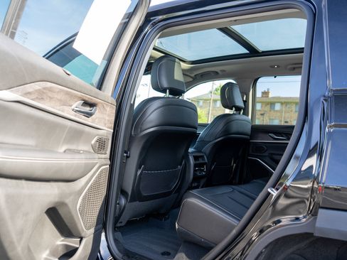 Used 2023 Jeep Grand Cherokee 4WD 4xe w/ Luxury Tech Group II image 32
