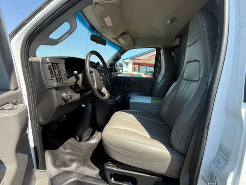 Used 2017 Chevrolet Express 3500 Extended RWD image 9