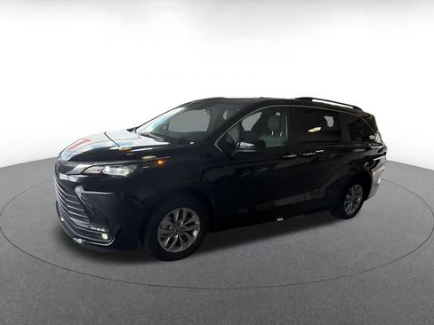 Used 2025 Toyota Sienna XLE FWD image 7