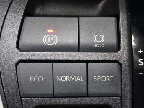 Used 2021 Toyota RAV4 LE FWD image 20