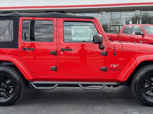 Used 2017 Jeep Wrangler Unlimited Sahara w/ Connectivity Group AWD/4WD image 10